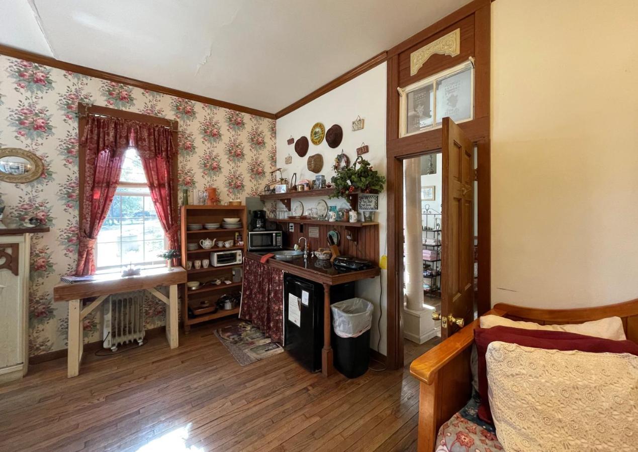 The Victorian Cottage At Creekside Camp & Cabins マーブル・フォールズ エクステリア 写真