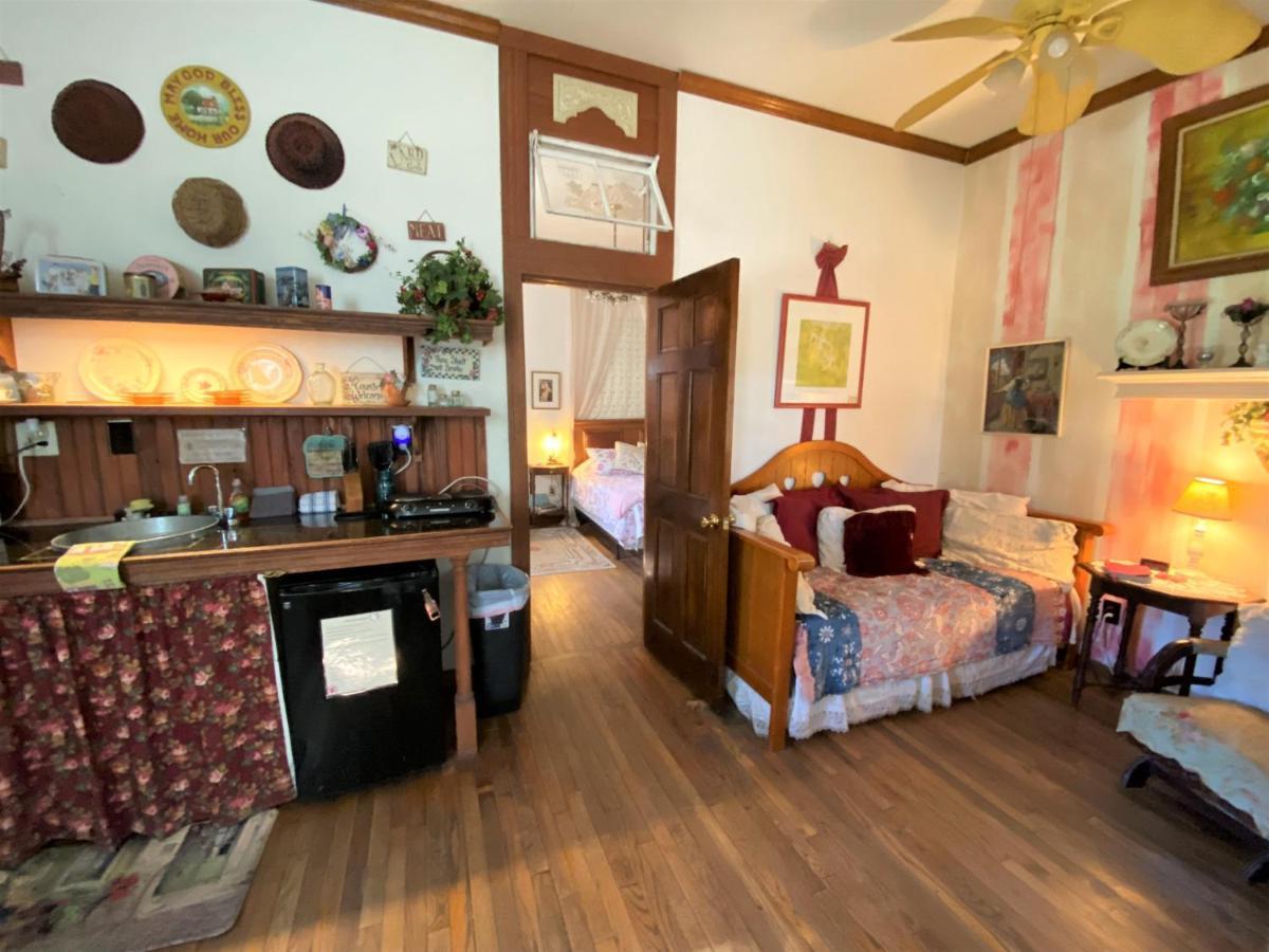 The Victorian Cottage At Creekside Camp & Cabins マーブル・フォールズ エクステリア 写真