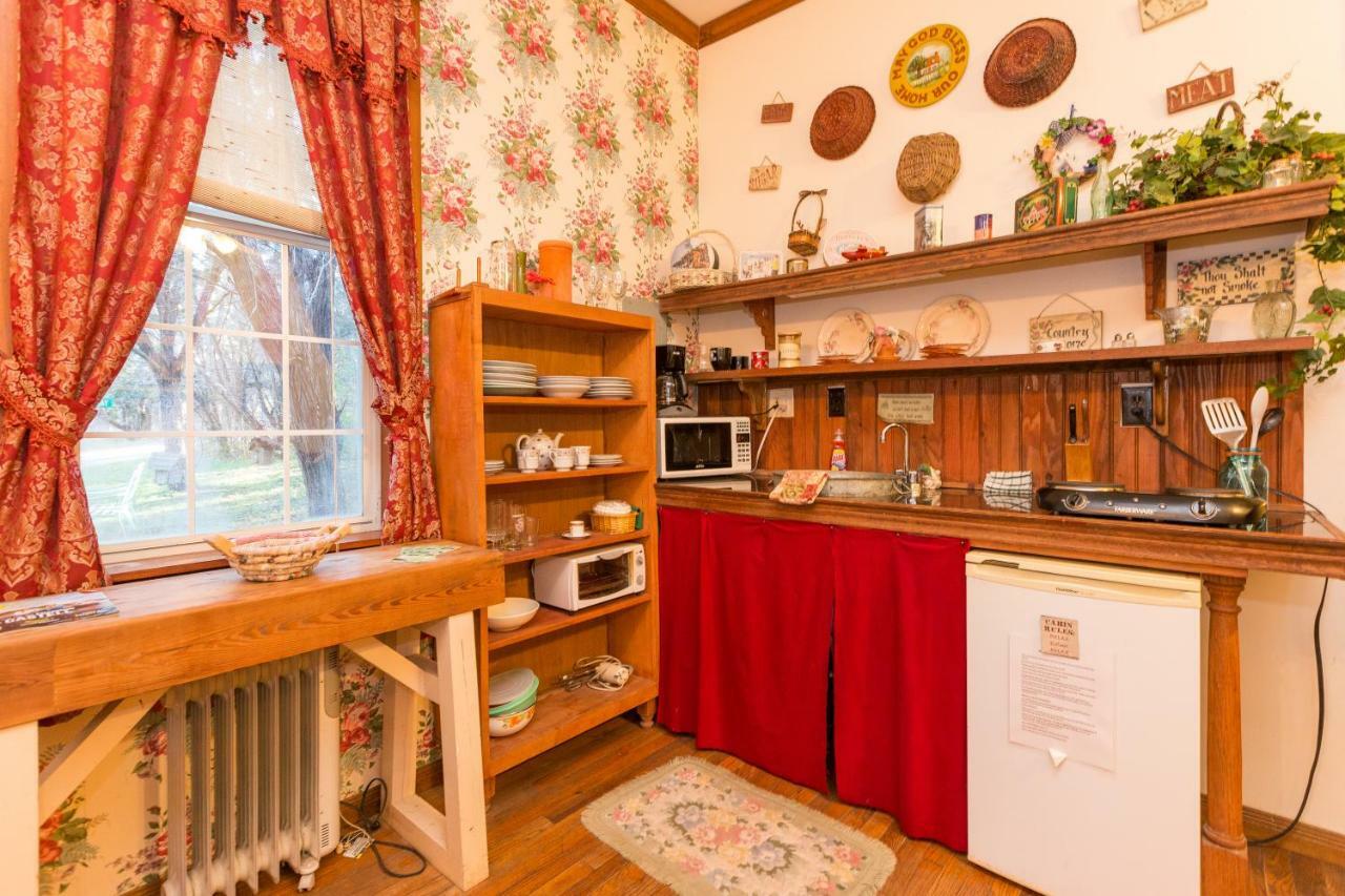 The Victorian Cottage At Creekside Camp & Cabins マーブル・フォールズ エクステリア 写真
